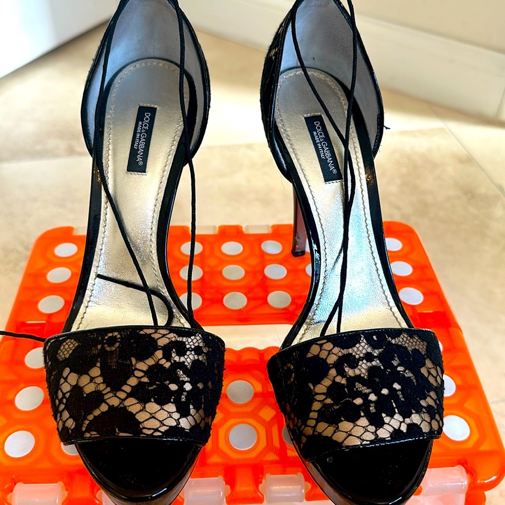 Fabulous size 10 black lace dolce with gold lining Dolce & Gabbana heels